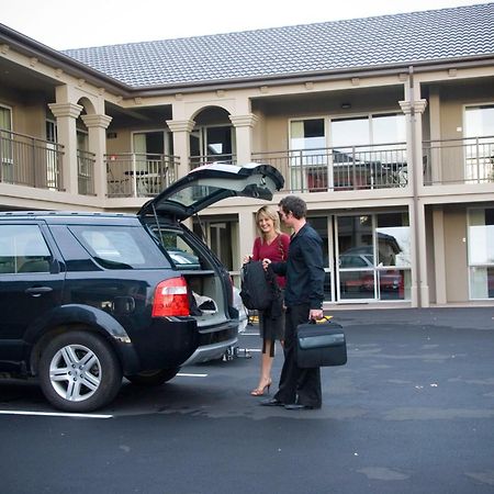 Salerno Motel Apartments Christchurch Exterior foto A hotel porter assisting a guest