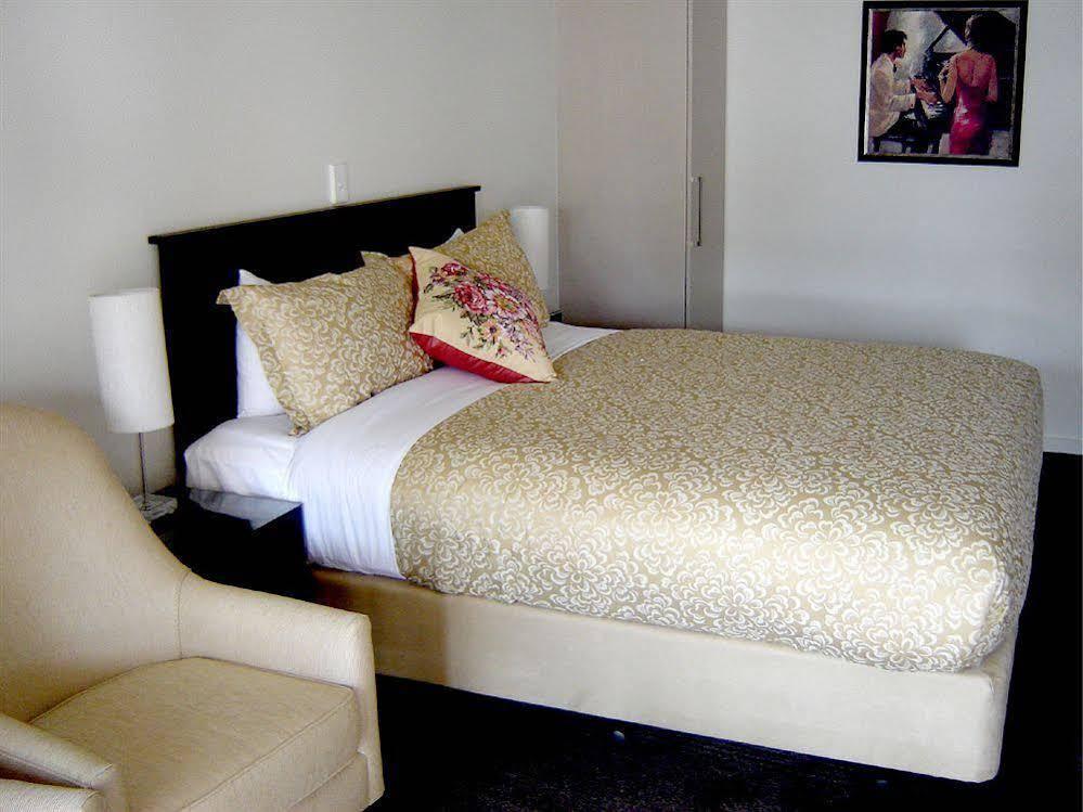 Salerno Motel Apartments Christchurch Exterior foto A bed