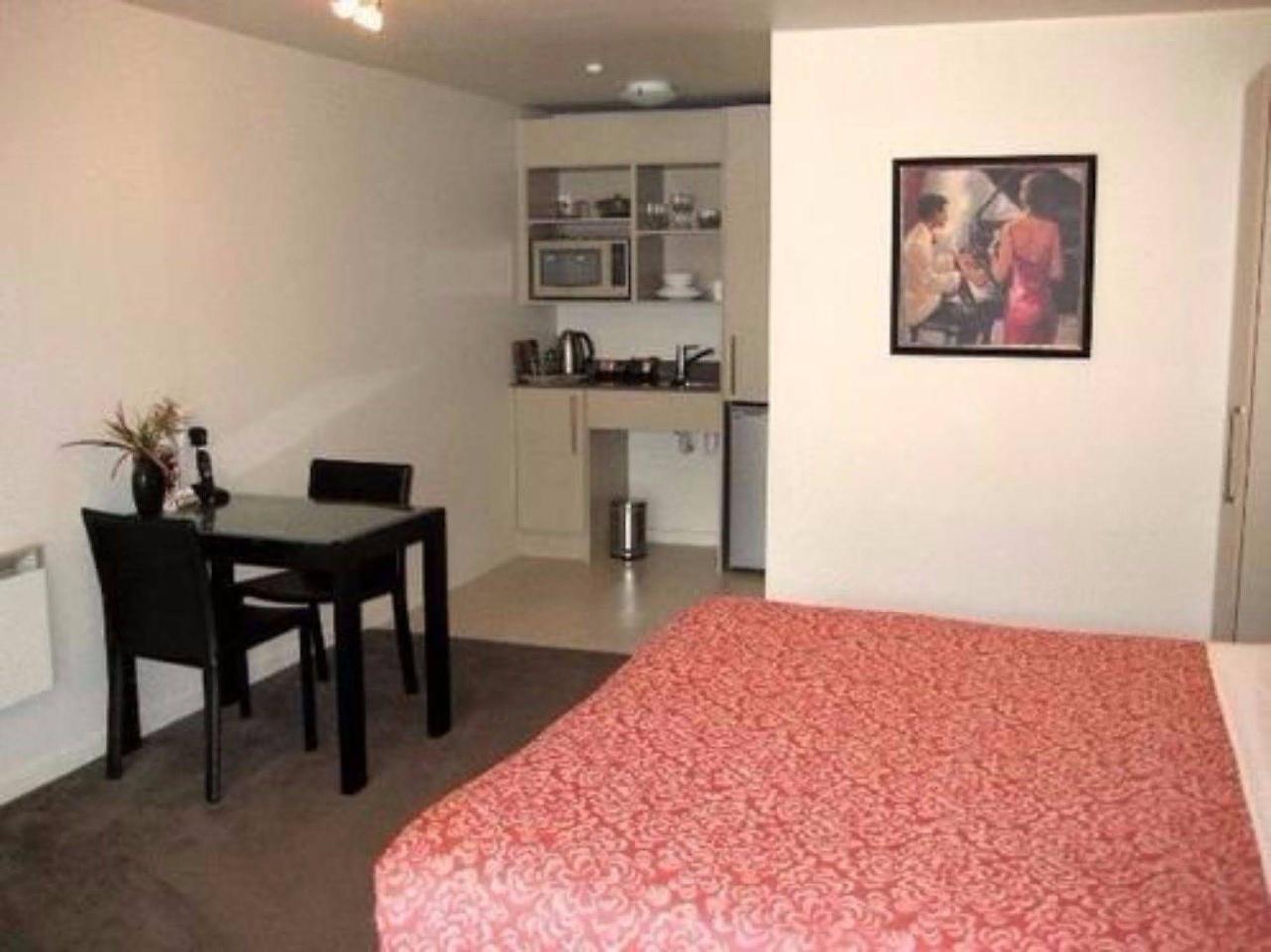 Salerno Motel Apartments Christchurch Exterior foto A studio apartment in New Zealand