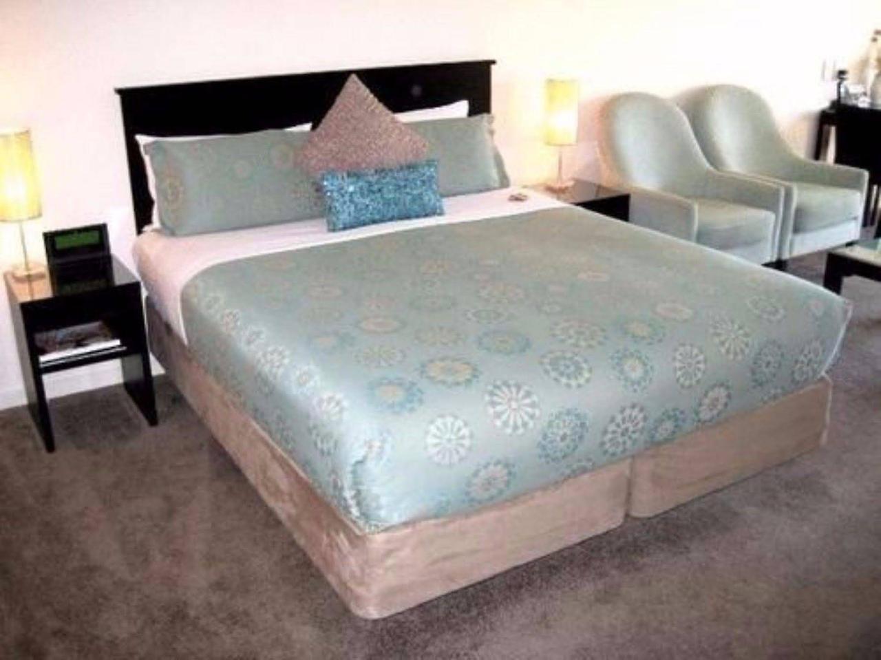 Salerno Motel Apartments Christchurch Exterior foto A bed with a bed skirt