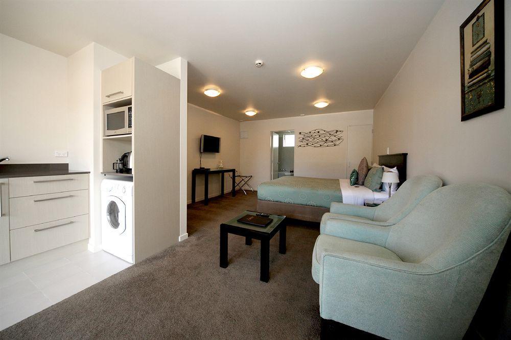 Salerno Motel Apartments Christchurch Exterior foto A studio apartment
