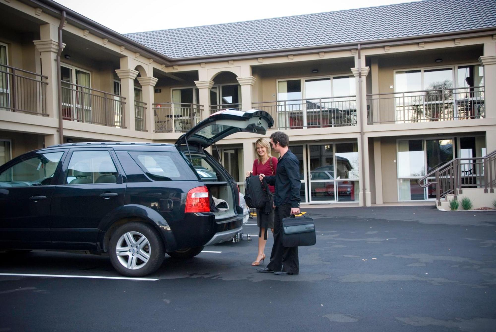 Salerno Motel Apartments Christchurch Exterior foto A hotel porter assisting a guest