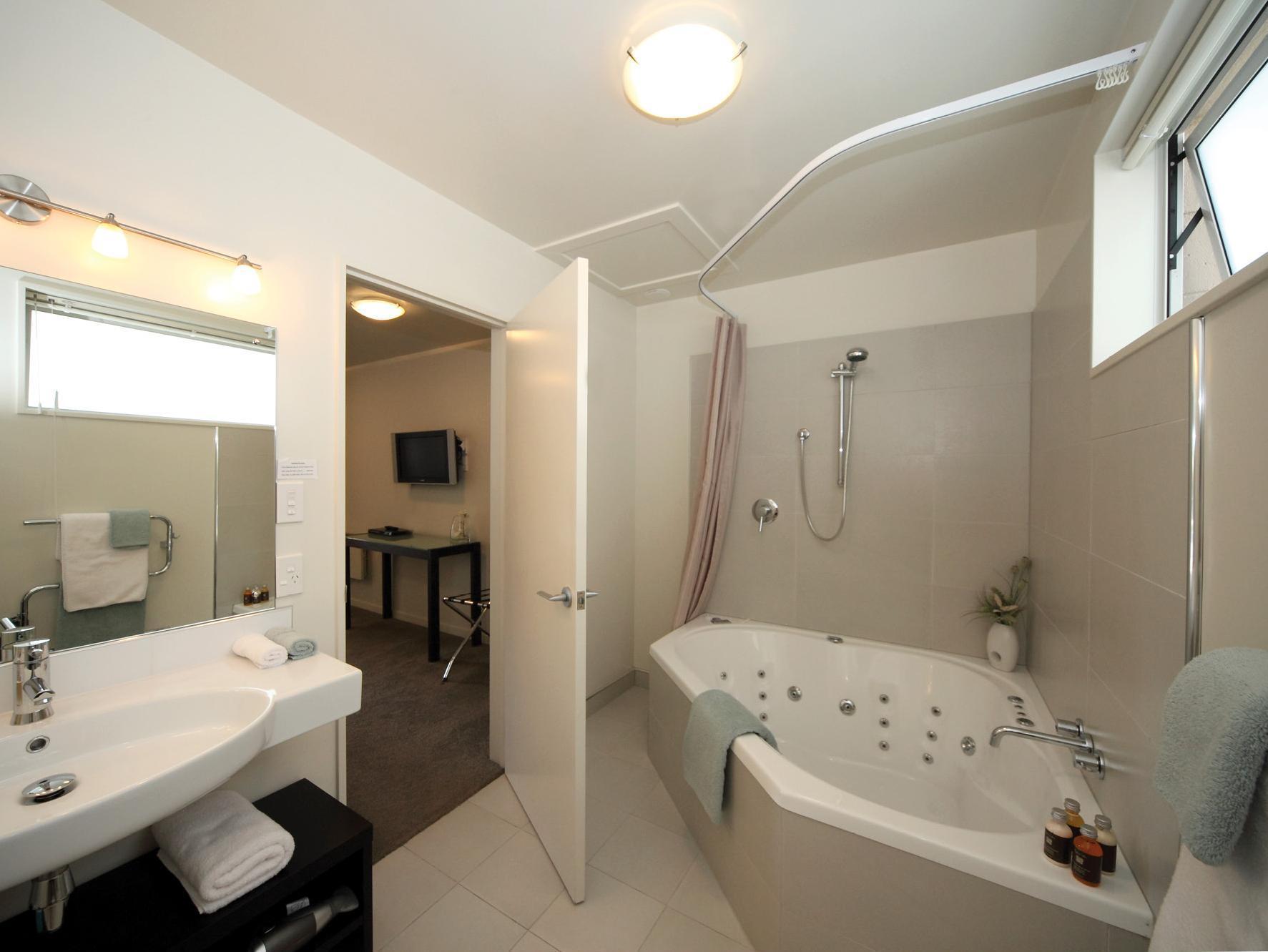 Salerno Motel Apartments Christchurch Exterior foto A modern bathroom