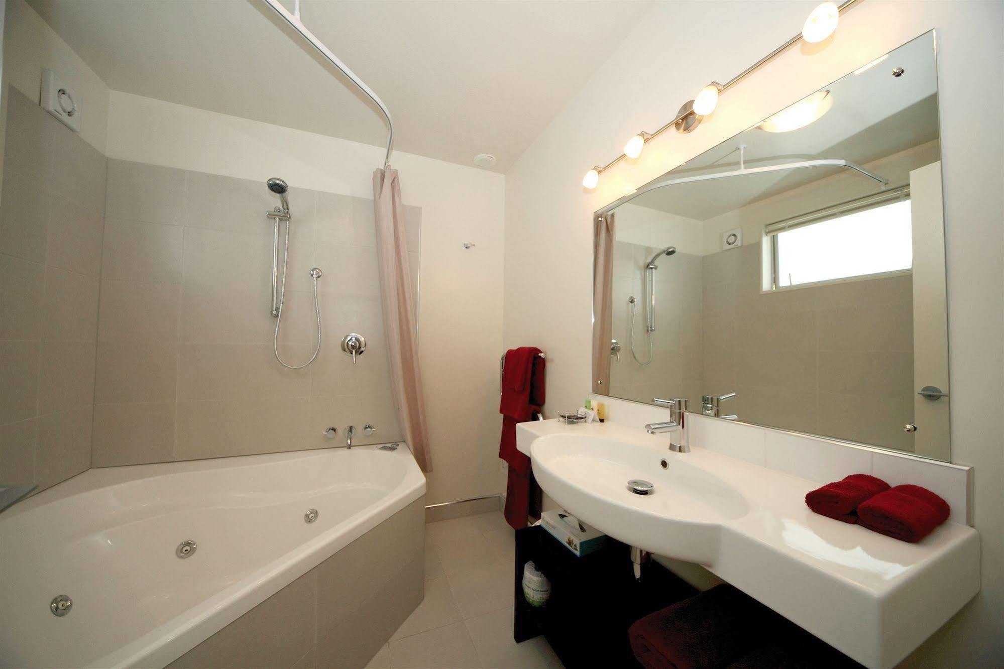 Salerno Motel Apartments Christchurch Exterior foto Bathroom