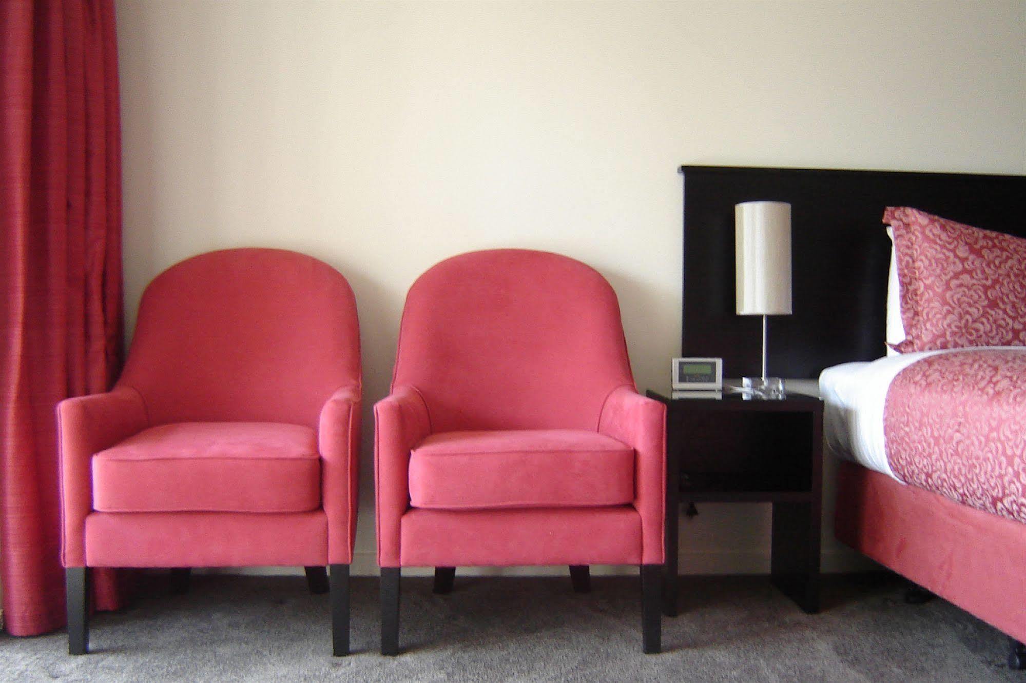 Salerno Motel Apartments Christchurch Exterior foto A pair of club chairs