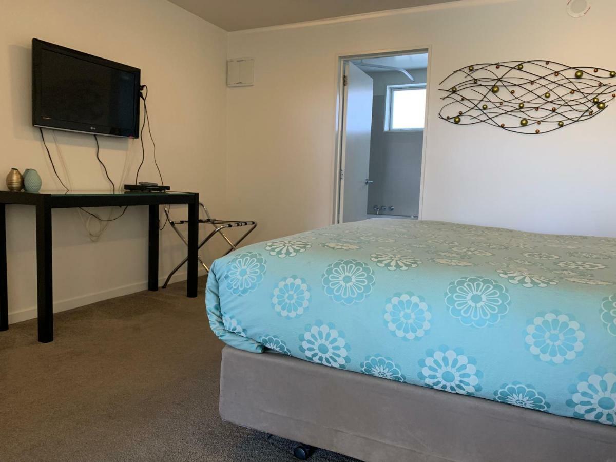 Salerno Motel Apartments Christchurch Exterior foto A bedroom at the motel
