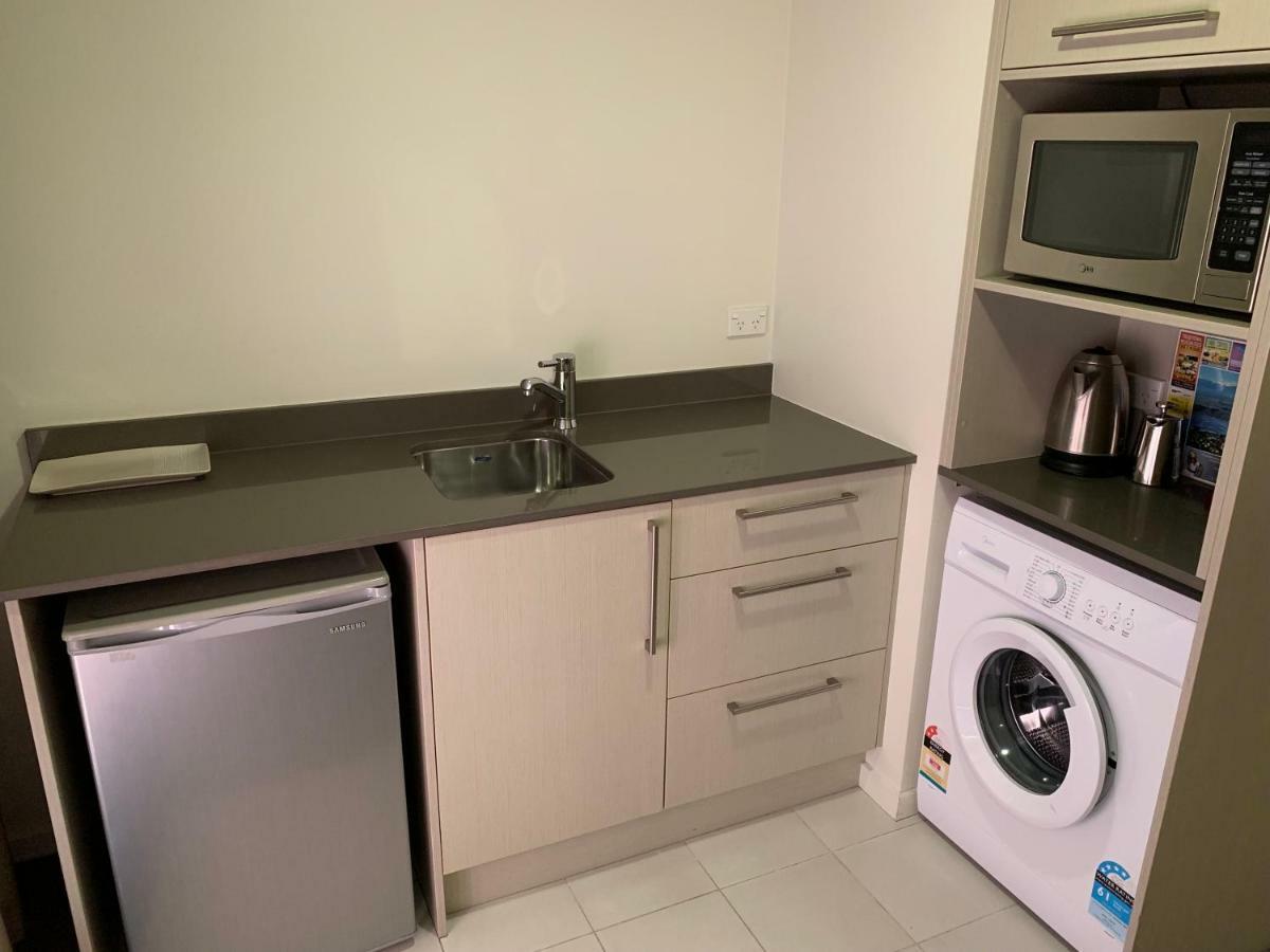 Salerno Motel Apartments Christchurch Exterior foto A kitchenette in a student apartment