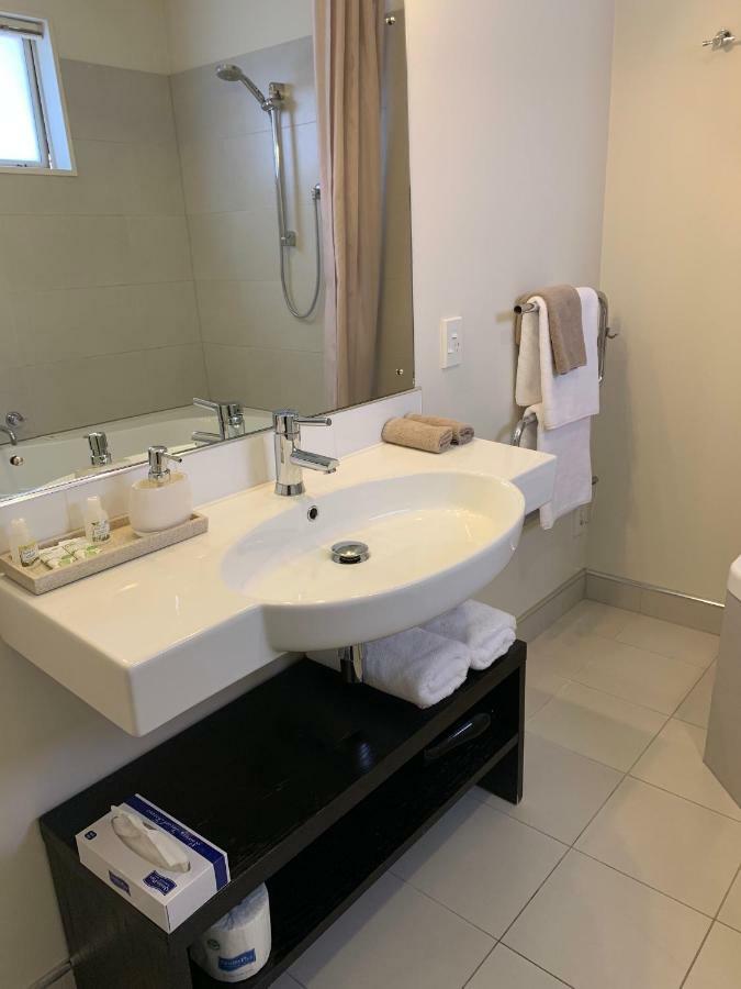 Salerno Motel Apartments Christchurch Exterior foto Bathroom in a hotel