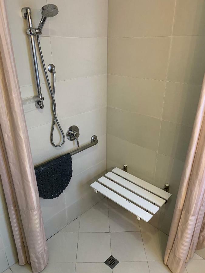 Salerno Motel Apartments Christchurch Exterior foto Shower bench