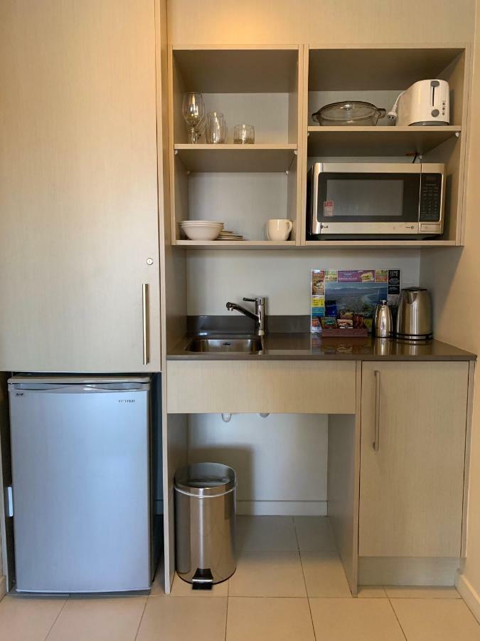 Salerno Motel Apartments Christchurch Exterior foto A kitchenette in a hotel room