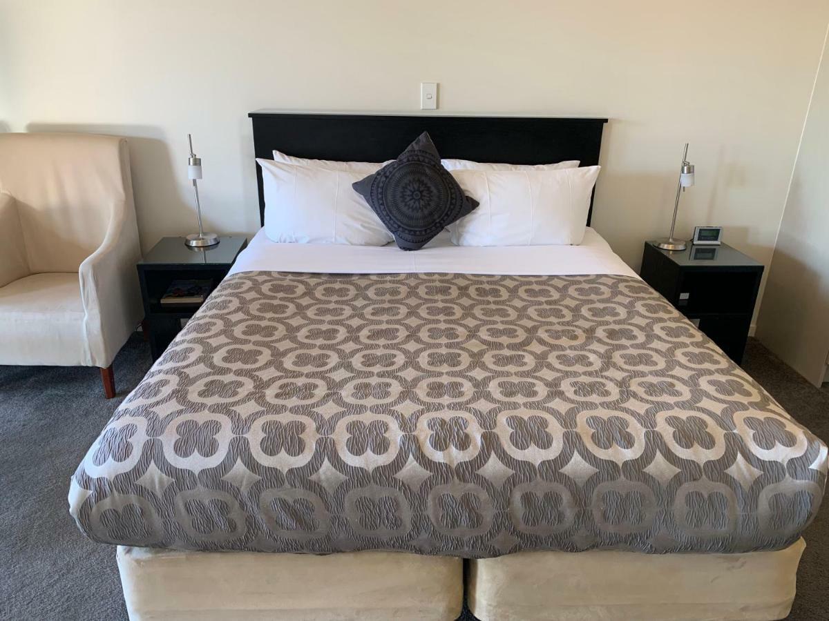 Salerno Motel Apartments Christchurch Exterior foto A bed in a hotel room