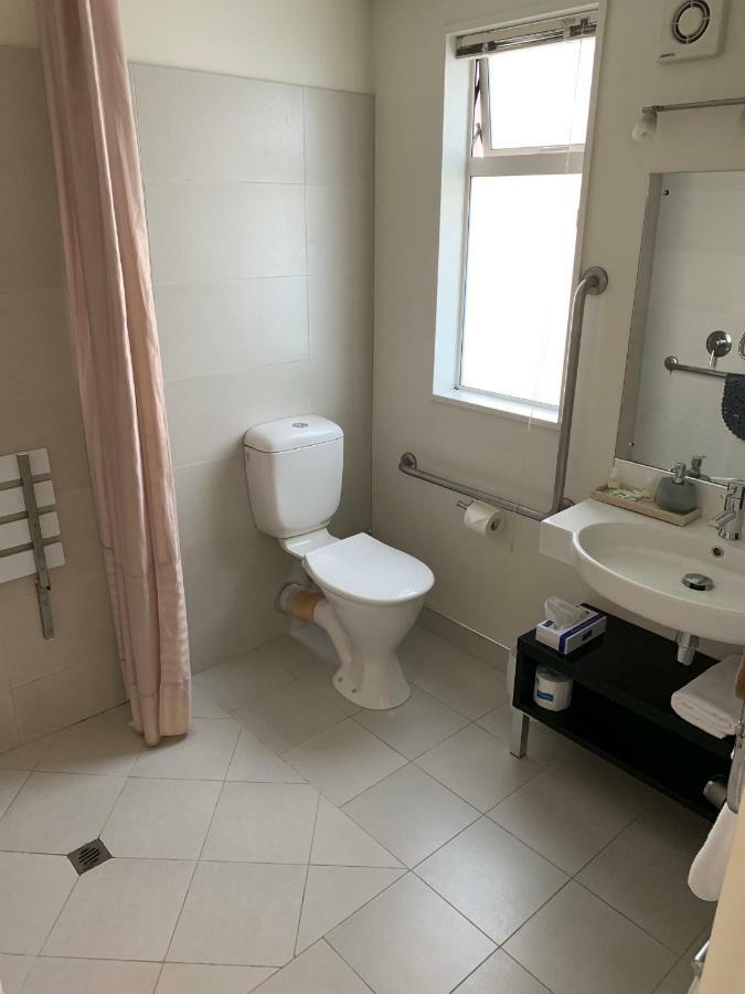 Salerno Motel Apartments Christchurch Exterior foto A modern bathroom in a hotel