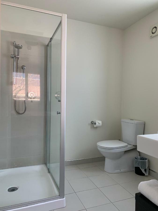 Salerno Motel Apartments Christchurch Exterior foto A shower cubicle