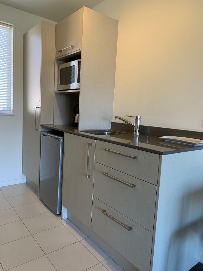 Salerno Motel Apartments Christchurch Exterior foto A kitchenette in a hotel room