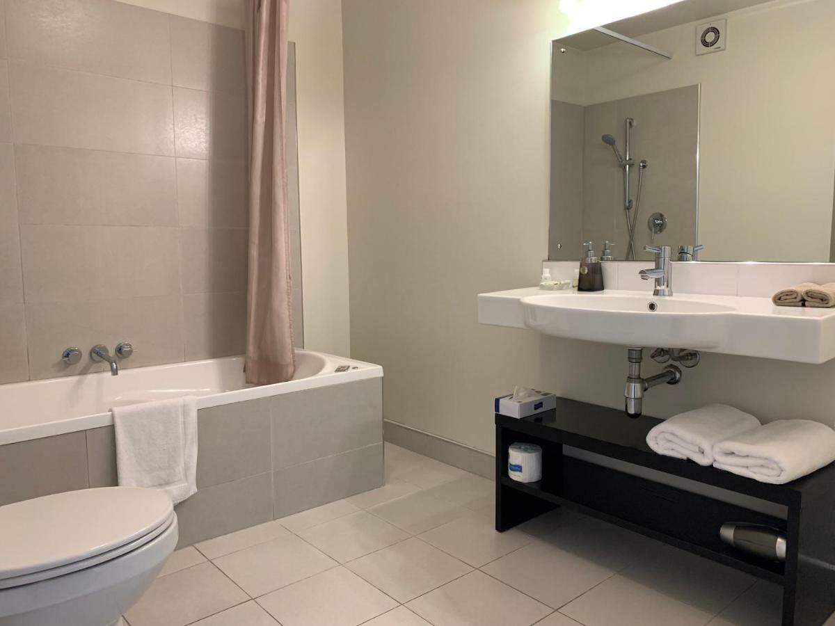 Salerno Motel Apartments Christchurch Exterior foto Bathroom in a hotel