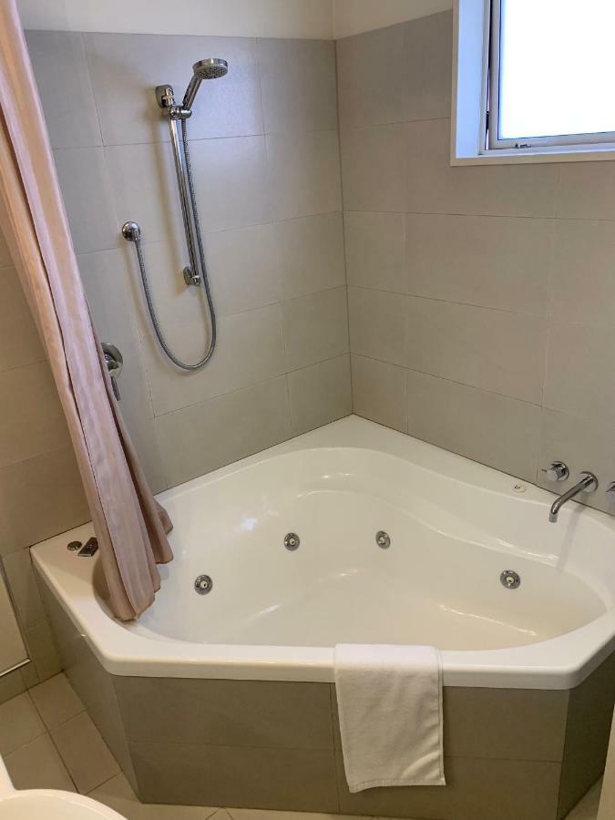 Salerno Motel Apartments Christchurch Exterior foto A shower curtain in a bathtub